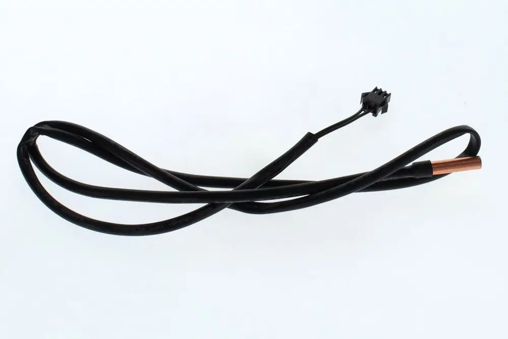 Schwarzes Kabel mit einer kupferfarbenen Spitze und einem Stecker. Es handelt sich um einen Temperaturfühler von Bosch, verwendet in Heizsystemen.